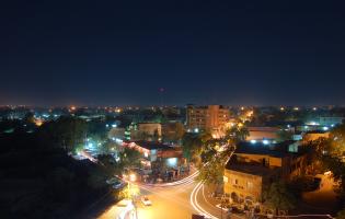 Vue nocturne, en hauteur, d'un croisement de rue 